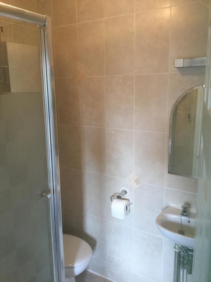 Netley Guest House Фарнборо Экстерьер фото