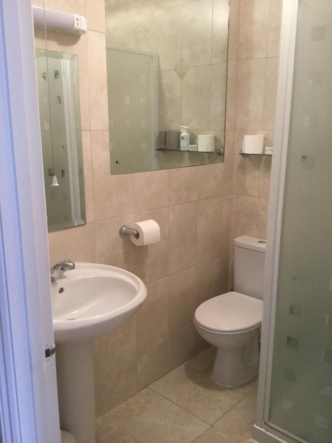 Netley Guest House Фарнборо Экстерьер фото
