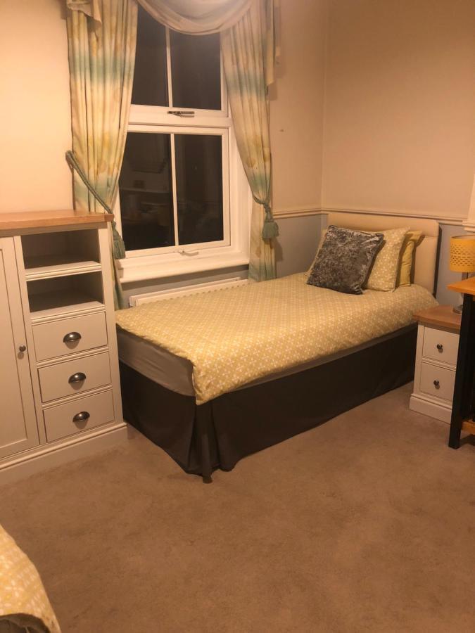 Netley Guest House Фарнборо Экстерьер фото