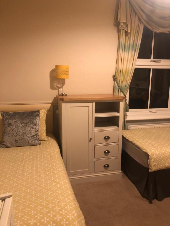 Netley Guest House Фарнборо Экстерьер фото
