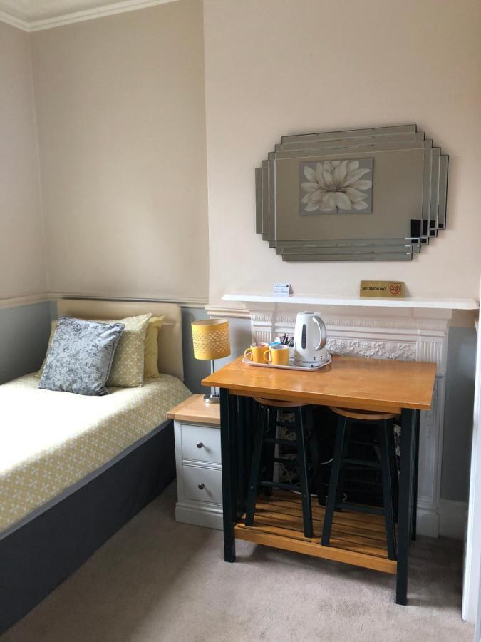 Netley Guest House Фарнборо Экстерьер фото